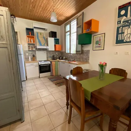 Kanela, Charming In 別荘